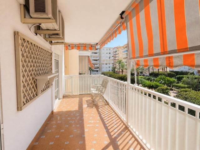 Apartamento en venta en Fuengirola, Centro ciudad. Amplio y luminoso piso con garaje a solo 5 minutos de la playa en Los Boliches. Apartamentos.