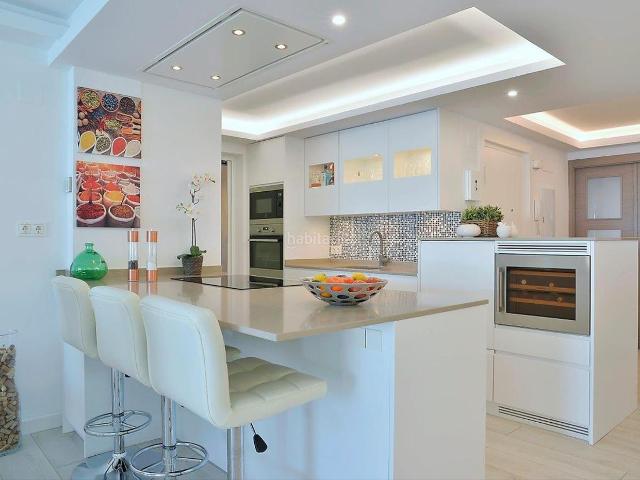 Apartamento en venta en Fuengirola, Centro ciudad. Apartamento en Planta Media de 4 dormitorios en Fuengirola. Apartamentos.