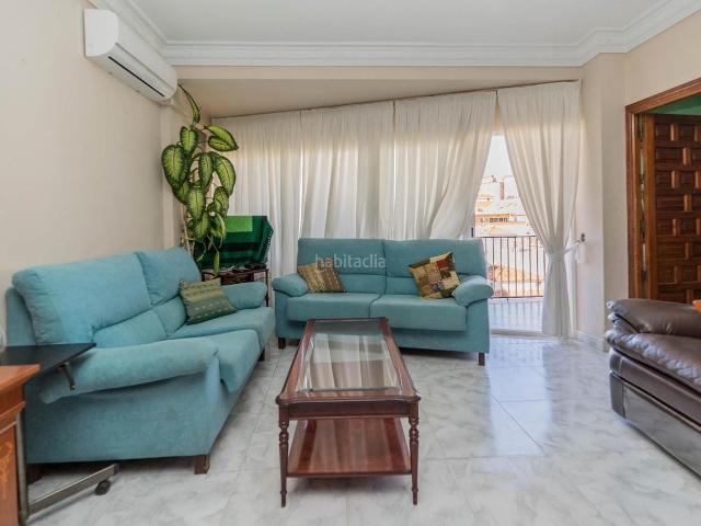 Apartamento en venta en Fuengirola, Centro ciudad. Oportunidad única en el centro de Fuengirola! Piso en esquina con posibilidad de dividir en dos. Apartamentos.