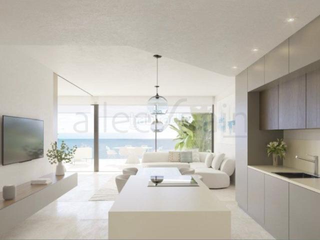 Apartamento en venta en Fuengirola, Las Gaviotas Carvajal. Un lujoso apartamento con impresionantes vistas listo para mudarse. Apartamentos.