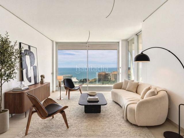 Apartamento en venta en Fuengirola, Las Gaviotas Carvajal. Welcome to this stunning southfacing corner penthouse in the highly soughtafter Med Two community in Reserva del Higuerón. Here yo.