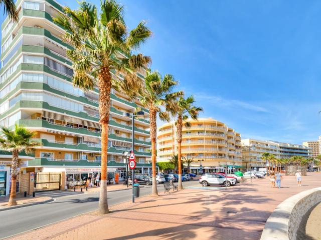 Apartamento en venta en Fuengirola, Las Gaviotas Carvajal. Apartamentos.