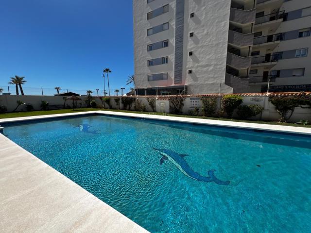 Apartamento en venta en Fuengirola, Las Gaviotas Carvajal. OPORTUNIDAD ÚNICA PISO EN PRIMERA LINEA DE PLAYA, PLANTA ALTA CON VISTAS IMPRESIONANTES FRONTALES Y LATERALES AL OESTE. Apartamentos.
