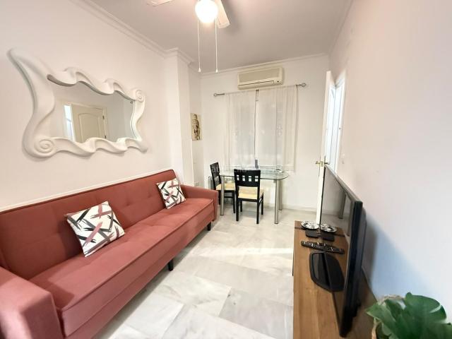 Apartamento en venta en Fuengirola, Puerto Deportivo. APARTAMENTO CON INQUILINO Y LICENCIA VACACIONAL EN EL CENTRO DE FUENGIROLA. Apartamentos.