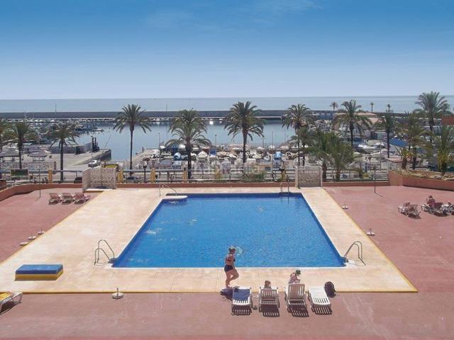 Apartamento en venta en Fuengirola, Puerto Deportivo. Magnífico piso en 1ª línea de playa con terraza frontal al mar, ascensores y piscina comunitaria. Apartamentos.