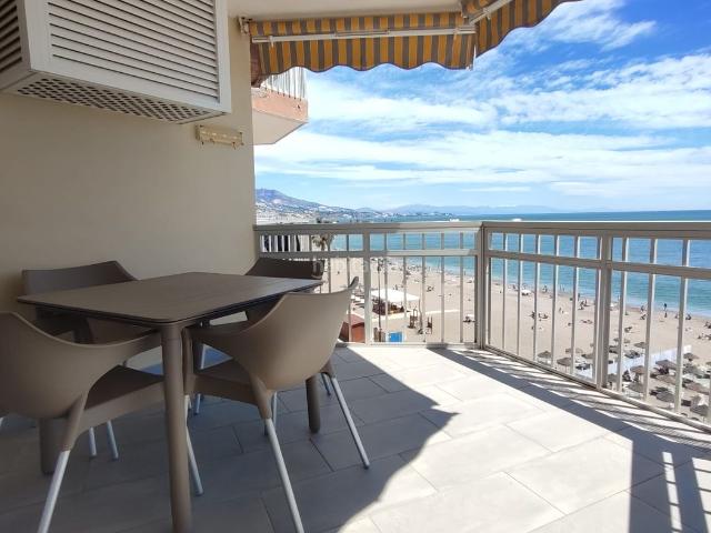 Apartamento en venta en Fuengirola, Puerto Deportivo. Magnífico piso en 1ª linea de playa reformado premium, moderno, terraza vistas al mar frontal con ascensor. Apartamentos.