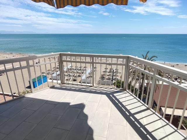 Apartamento en venta en Fuengirola, Playa de los Boliches. EXCLUSIVO APARTAMENTO DE LUJO EN PRIMERA LÍNEA DE PLAYA CON VISTAS PANORÁMICAS AL MAR EN FUENGIROLA. Apartamentos.