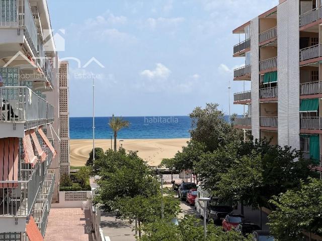 Apartamento en venta en Gandia, Playa de Gandía. Apartamento en venta en Playa de Gandía a 140 metros del mar, con vistas al mar Mediterráneo, 3 dormitorios, amplia terraza en esq. Apartamentos.