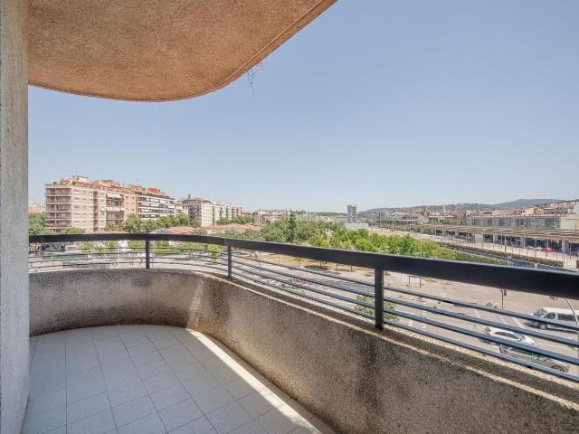 Apartamento en venta en Girona, Sant Narcis. Espacioso piso con parking cerca de estación. Apartamentos.