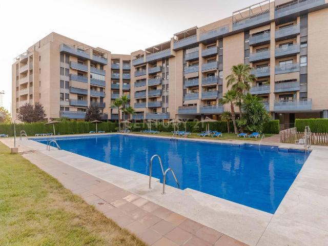 Apartamento en venta en Granada, La Paz. Ático con gran terraza, garaje y zonas comunes en Ciudad de la Luz, Granada. Apartamentos.