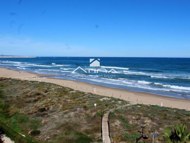 Apartamento en venta en Guardamar. Encantador apartamento vistas al par sitiuado en primera línea playa Guardamar de la Safor. Apartamentos.