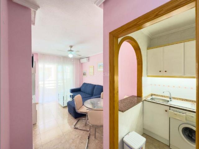 Apartamento en venta en Guardamar del Segura, El Moncayo El Pòrtic. Este apartamento de un dormitorio, situado a solo 250 metros de la playa y con piscina comunitaria, ofrece un estilo de vida.