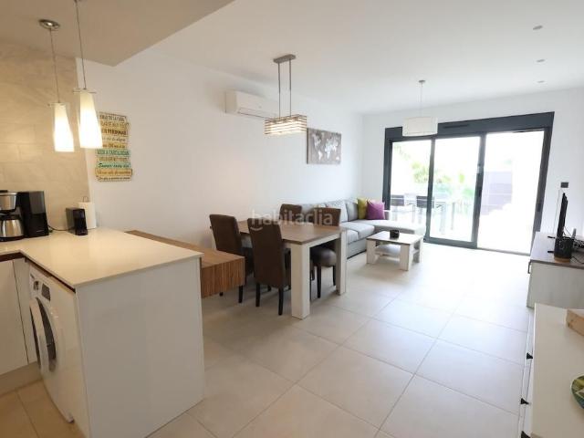 Apartamento en venta en Guardamar del Segura, El Raso. Descubra este modernonbspbungalow en planta alta situado en una prestigiosa urbanización ennbspuna de las zonas residenciales más. Apartamentos.