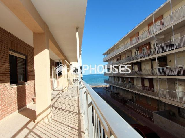 Apartamento en venta en Guardamar del Segura, Guardamar Playa. Amplio piso con gran terraza y vistas laterales al mar en Guardamar del Segura, Alicante. Apartamentos Guardamar del.