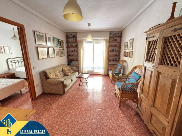 Apartamento en venta en Guardamar del Segura, Guardamar Playa. Apartamento con terraza en Guardamar del Segura, provincia de Alicante. 2 habitaciones 81 m² 200 metros del mar. Apartamentos.