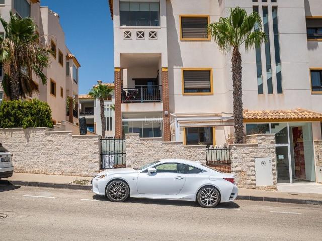 Apartamento en venta en Guardamar del Segura, Los Secanos. Apartamento de dos dormitorios con vistas al mar y una enorme terraza en un prestigioso complejo residencial privado en Guardamar.