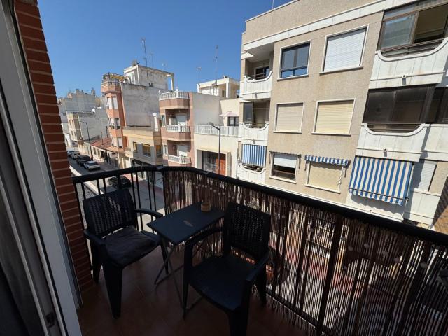 Apartamento en venta en Guardamar del Segura, Pueblo. Acogedor apartamento en Guardamar del Segura ndash A solo 1 km de la playaSe vende un coacutemodo apartamento situado en la encant. Apartamentos.