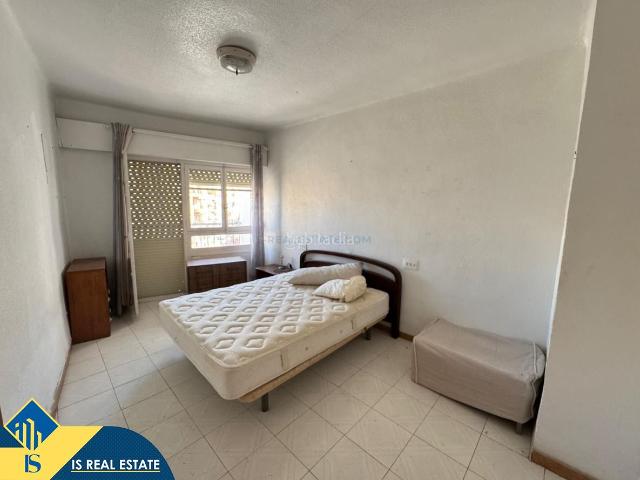 Apartamento en venta en Guardamar del Segura, Pueblo. Apartamento con terraza en la provincia de Alicante, en la localidad de Guardamar del Segura. 3 habitaciones 109 m² 1 kilómetr. Apartamentos.