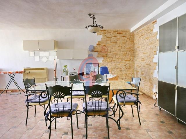 Apartamento en venta en Guardamar del Segura, Pueblo. Apartamento de cuatro dormitorios y garaje en venta para reformar en Guardamar del Segura!. Apartamentos Guardamar del.