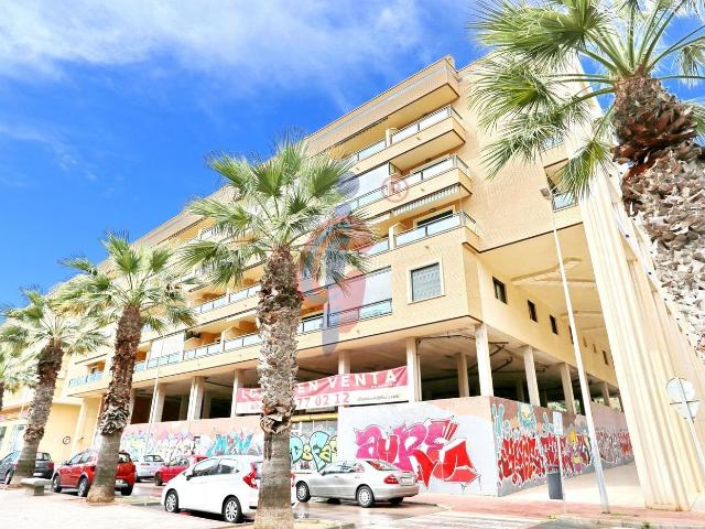 Apartamento en venta en Guardamar del Segura, Pueblo. Apartamento de tres dormitorios, dos baños, garaje y trastero con vistas sobre la Avenida Cervantes! Guardamar del Segura. Apartamentos Guardamar.