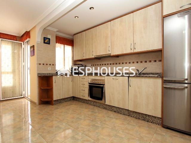 Apartamento en venta en Guardamar del Segura, Pueblo. Piso de 3 dormitorios con ascensor, a poca distancia de la playa y cerca de todos los servicios en Guardamar del Segura, Alicante. Apartamentos.