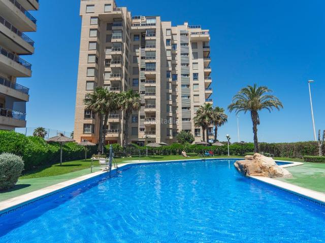 Apartamento en venta en Guardamar del Segura, Puerto Deportivo. Apartamento moderno con vistas al mar y al riacuteo. Ubicado en la cotizada zona del puerto deportivo de Guardamar del Segura, es.