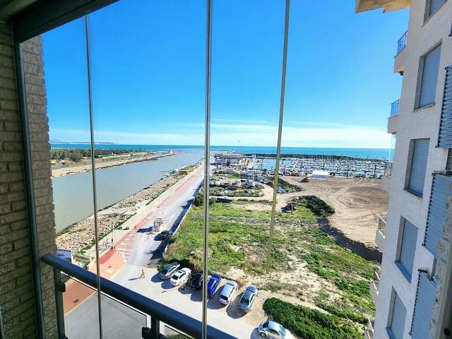 Apartamento en venta en Guardamar del Segura, Puerto Deportivo. Apartamento de dos dormitorios con terraza y vistas al río Segura y al mar. Urbanización cerrada, piscina, campo de fútbol, pista.