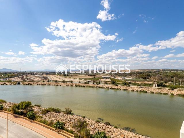 Apartamento en venta en Guardamar del Segura, Puerto Deportivo. Luminoso apartamento totalmente exterior cerca del puerto y la playa, con parking, piscina y amplia terraza acristalada. Apartamentos.