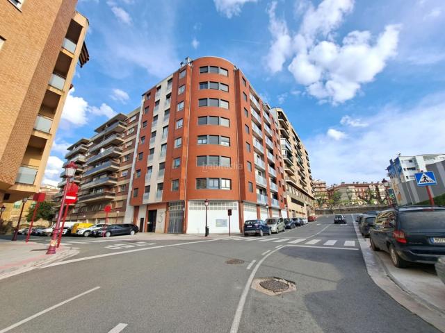 Apartamento en venta en Haro. Oportunidad. Haro. Céntrico y luminoso apartamento con ascensor a cota 0, calefacción individual, garaje y trastero. Apartamentos.