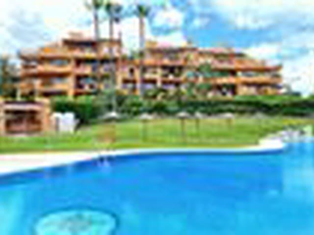 Apartamento en venta en La Duquesa / Puerto de la Duquesa, Málaga Costa del Sol
