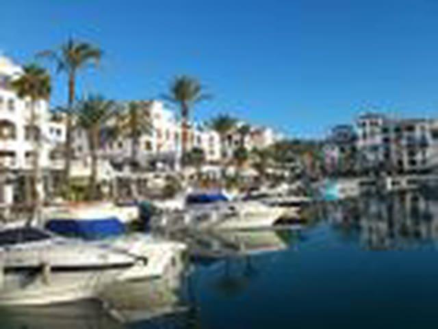 Apartamento en venta en La Duquesa / Puerto de la Duquesa, Málaga Costa del Sol