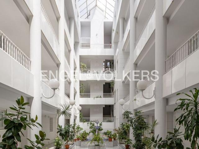 Planta baja en venta en Leganés, V Centenario. Exclusiva vivienda familiar con piscina y garaje en V Centenario. Plantas bajas.