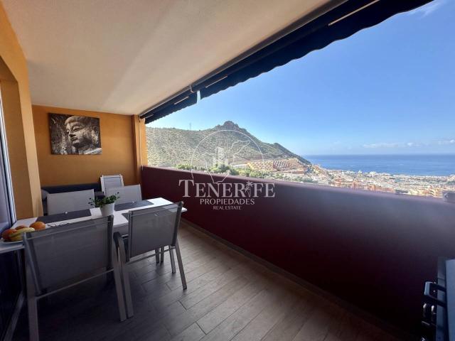 Apartamento en Venta en Los Cristianos – 2 Habitaciones, Garaje, Piscina y Terraza
