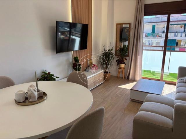 Apartamento en venta en Lloret de Mar, Roca Grossa Costa Brava. Apartamento reformado con vistas al mar, parking y piscina en Lloret de Mar. Apartamentos Lloret de.