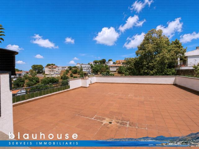 Apartamento en venta en Llançà, El Colomer La Bateria La Coma Costa Brava. Ático con terraza, solárium, jardín y garaje cerrado. Apartamentos.