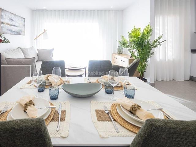 Apartamento en venta en Manga del Mar Menor La, Zona Galúa Calnegre. Apartamentos modernos en primera línea en una urbanización cerrada con vistas al mar en La Manga, Murcia. Terraza, aire.