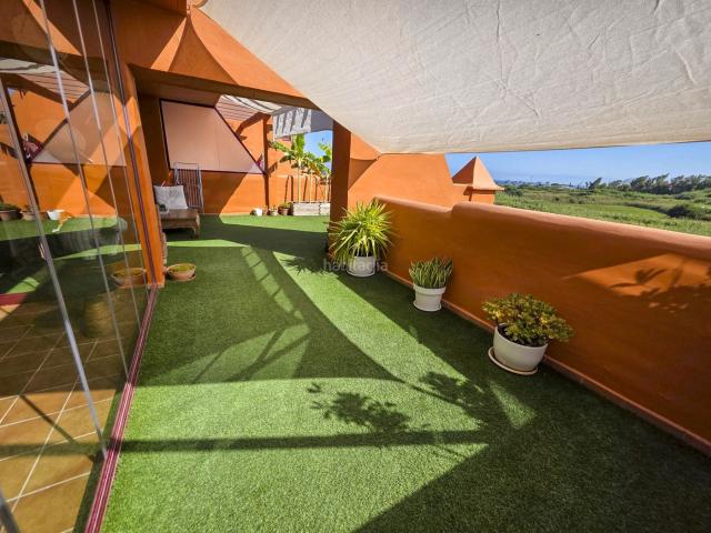 Apartamento en venta en Manilva, El Castillo. Piso de 3 dormitorios con terrazas acristaladas y vistas al mar en Viñedos del Mar. Apartamentos.