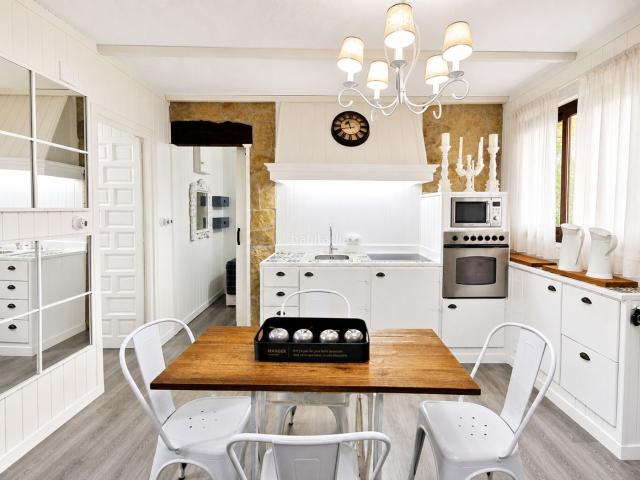 Apartamento en venta en Manilva, La Duquesa. Encantadora vivienda renovada con estilo nórdico en una ubicación privilegiada. Apartamentos.