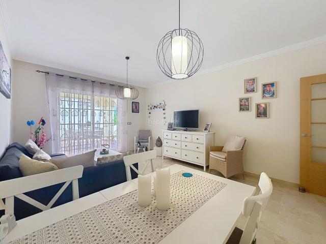 Apartamento en venta en Manilva, San Luis de Sabinillas. Luminoso apartamento de 2 dormitorios con amplias terrazas a 750 m de la playa. Apartamentos.