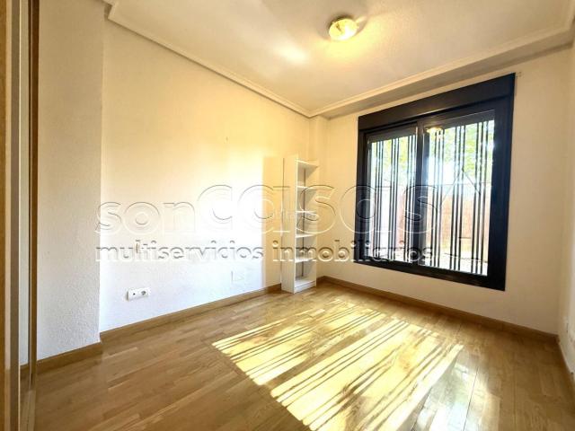 Apartamento en venta en Madrid, Corralejos Campo de las Naciones. Venta de apartamento bajo con jardín en Coronales. Apartamentos.