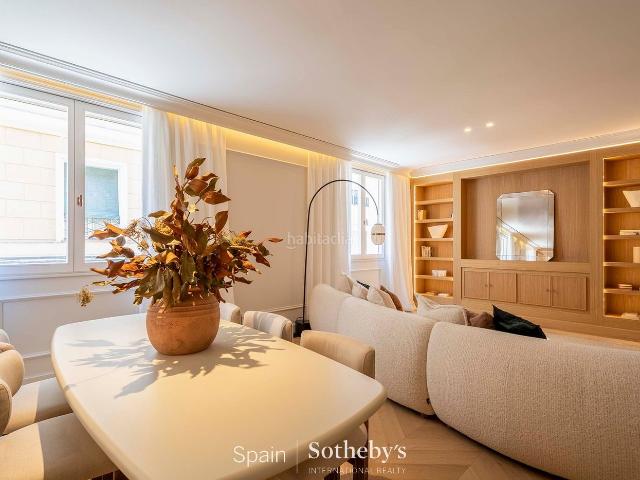 Apartamento en venta en Madrid, Cortes Huertas. Piso Renovado con Estilo en Barrio de las Letras, Madrid. Apartamentos.