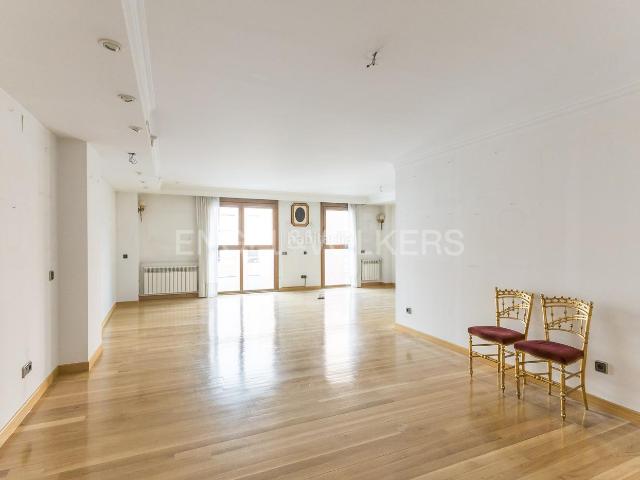 Piso en venta en Madrid, Castellana. Moderno piso con vistas despejadas y dos plazas de garaje en calle Castelló. Pisos.