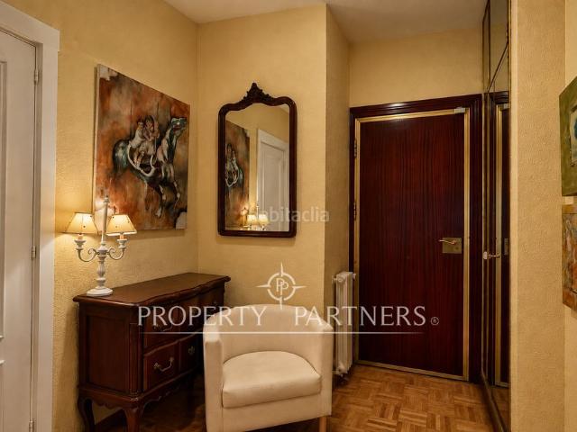 Apartamento en venta en Madrid, Castilla. Excelente piso ubicado en el Paseo de la Castellana frente a las Cuatro Torres. Apartamentos.
