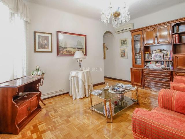 Apartamento en venta en Madrid, Acacias. B.HILLS REAL ESTATE gestiona EN EXCLUSIVA la venta de amplia vivienda con terraza en el distrito de Arganzuela. Apartamentos.