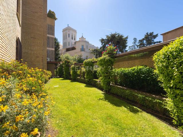 Apartamento en venta en Madrid, El Viso. Descubre la tranquilidad de el Viso teniendo todos los servicios a mano. Apartamentos.