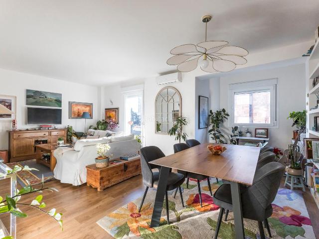 Piso en venta en Madrid, Ibiza. Exclusiva vivienda exterior con balcón a escasos pasos del Retiro. Pisos.