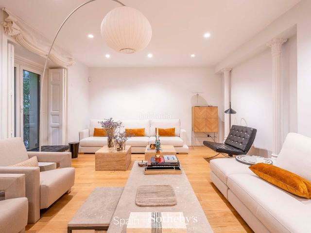Apartamento en venta en Madrid, Jerónimos. Vivienda Reformada de Estilo Sofisticado en Jerónimos, Madrid. Apartamentos.