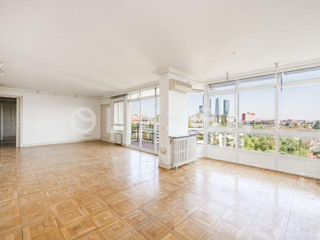 Apartamento en venta en Madrid, Nueva España. Magnífica propiedad a reformar en urbanización con piscina en Nueva España. Apartamentos.