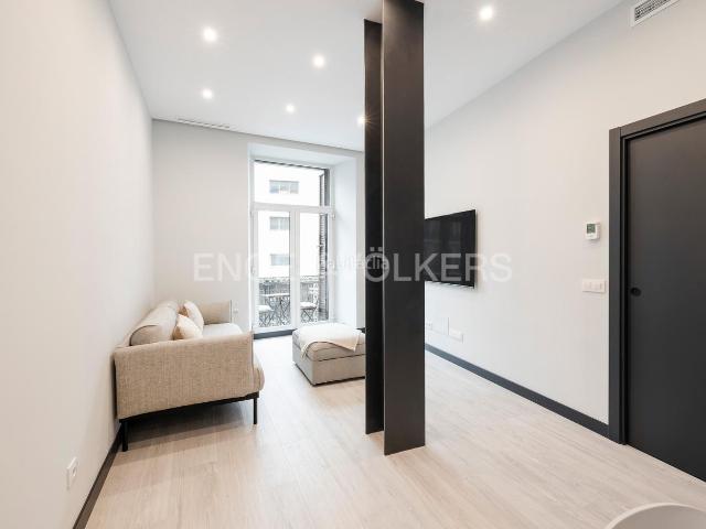 Piso en venta en Madrid, Sol. Exclusivo apartamento con 2 balcones en el centro de la Capital. Pisos.