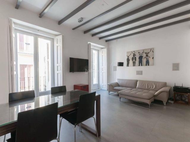 Apartamento en venta en Madrid, Sol. Vivienda de diseño en el Barrio de las Letras exterior, 2 dorm. con 3 balcones. Apartamentos.